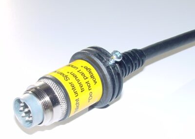Kabelkonfektion, DIN-Kabelstecker, mit Gitterknickschutztülle umspritzt, Zugentlastung, 360°-EMV Schirmung, Schutzart IP67, ATEX-Schutzhülse.