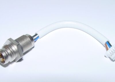M8-Einbaustecker, vergossen Schutzart IP67, mit Isolierschlauch und kleiner Molex Buchsenleiste