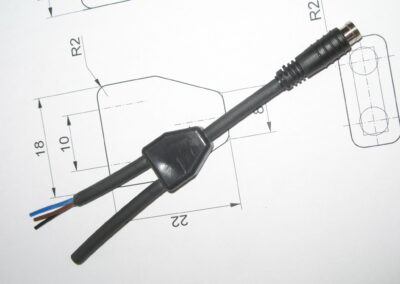 Y-Kabelabzweiger (Y-Kabel), umspritzt, einseitig mit M8-Kabelstecker Schnappversion mit Verzweiger nach Kundenwunsch