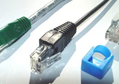 RJ45 Kabelstecker, Knickschutztüllen umspritzt, mit Lieferschutzhaube (Kabelkonfektion)