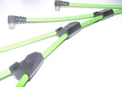 Y-Stücke mit 30° Kabelabgang montierbar. Anwendung: Reinigungsroboter GEKKO Junior 3, Serbot AG